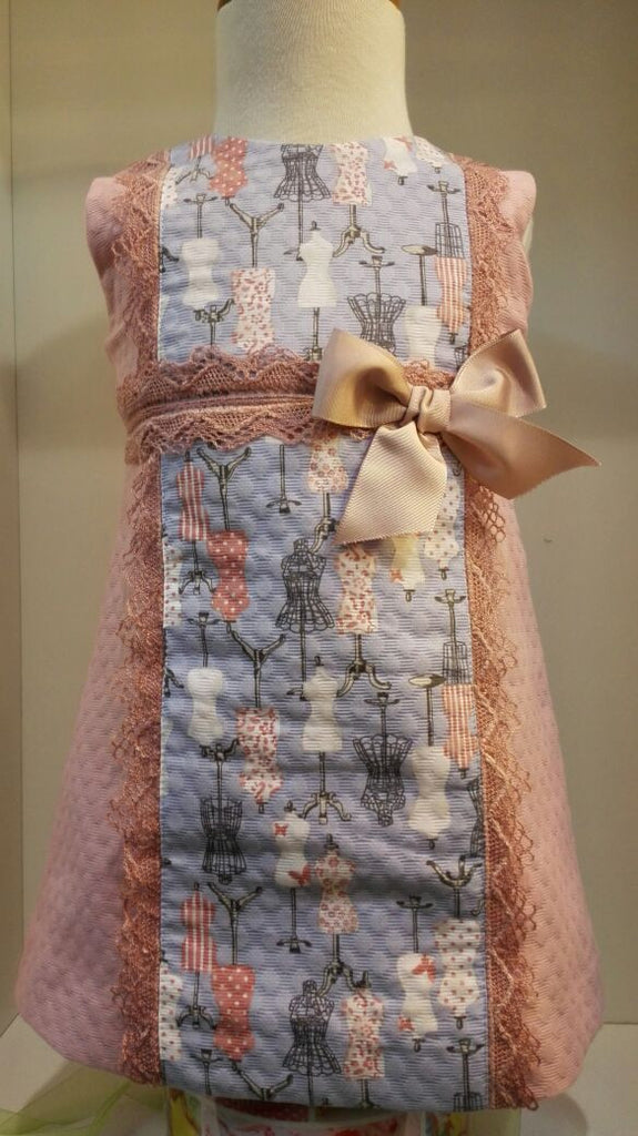 Vestido piqué algodón con estampado de maniquíes y puntilla de bolillos.De Creaciones Alves 59,40