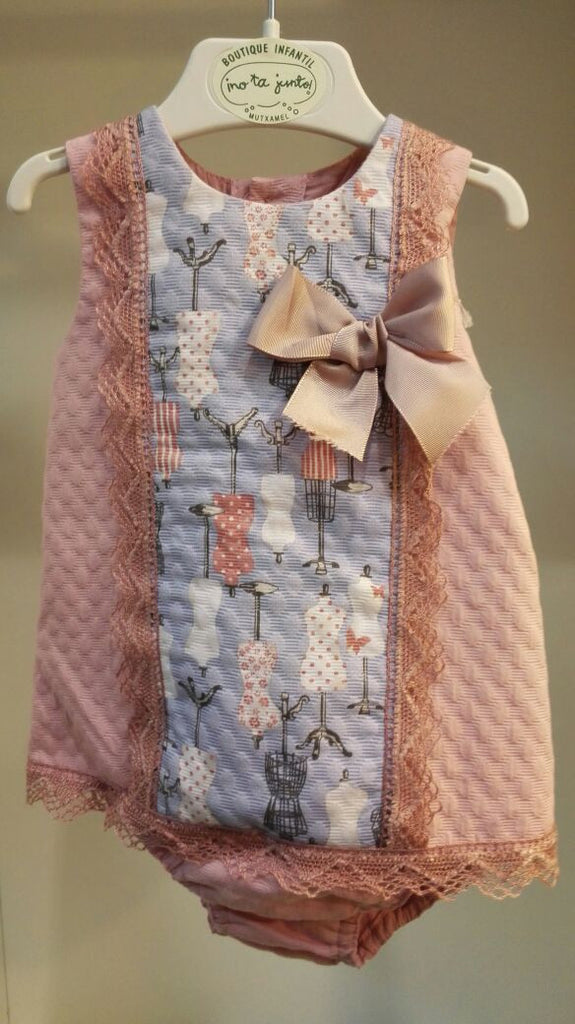 Vestido y braguita piqué algodón con estampado maniquíes y puntilla bolillos.De Creaciones Alves