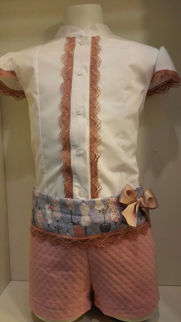 Conjunto niña pantalón algodón piqué , con estampados de maniquíes  puntilla de bolillos y blusa popelín con puntilla bolillos. 306915